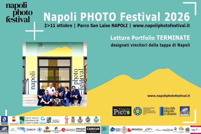 Locandina illustrativa del Napoli PHOTO Festival 2026 con partecipanti davanti a ingresso del Parco San Laise a Napoli.