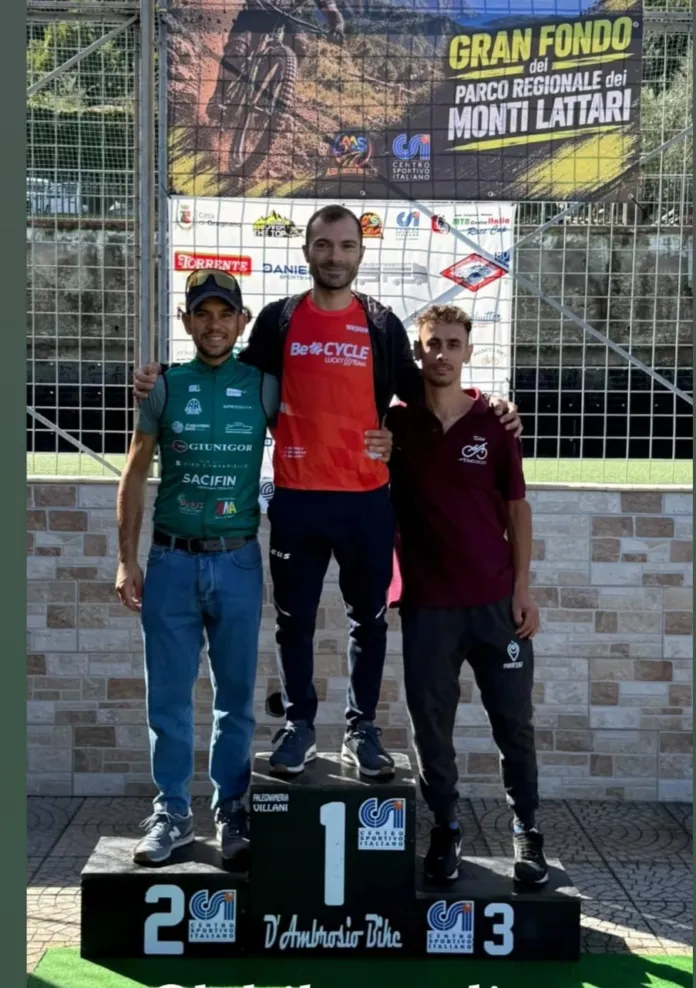 Tre ciclisti sul podio durante la premiazione della Granfondo MTB Parco Regionale dei Monti Lattari 2026.