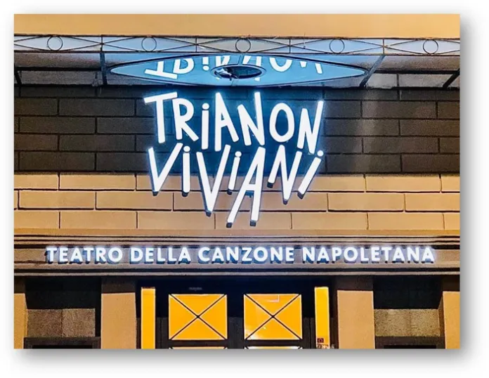 Insegna luminosa del Trianon Viviani sopra l’ingresso del teatro.