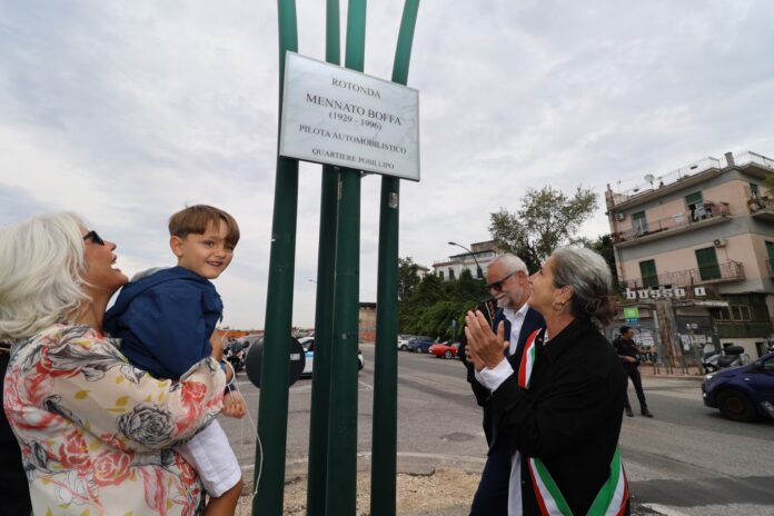 Momento della cerimonia di scopertura della targa alla rotatoria intitolata a Mennato Boffa nel quartiere Posillipo, Napoli.