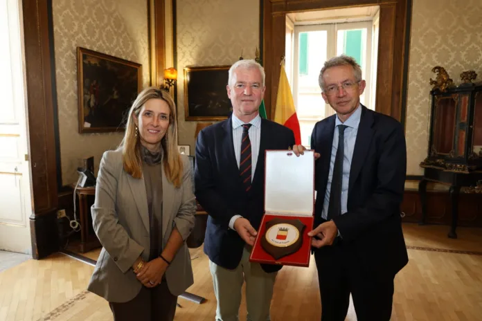 Il sindaco Gaetano Manfredi, il console generale di Francia Paul de Sinety e l'assessora Chiara Marciani in un incontro a Palazzo San Giacomo