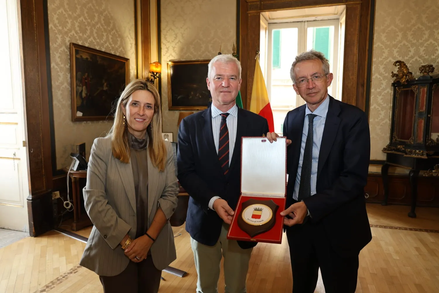 Il sindaco Manfredi incontra il nuovo console francese Paul de Sinety a Napoli Il sindaco Manfredi incontra il nuovo console francese Paul de Sinety a Napoli