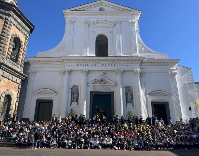 Grande gruppo di bambini davanti alla Basilica Pontificia di Santa Croce a Torre del Greco durante l'evento Notte Sacra.