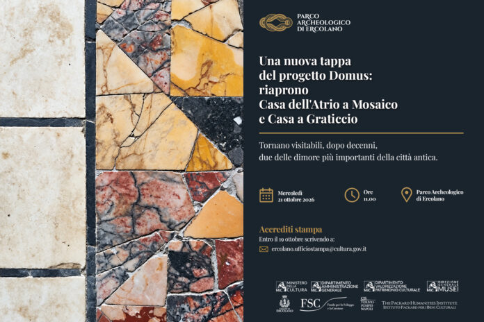 Dettaglio di un mosaico antico con vari colori e forme geometriche.