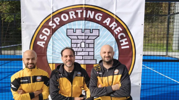 Immagine di tre uomini con abbigliamento sportivo davanti a uno sfondo con logo dello Sporting Arechi.
