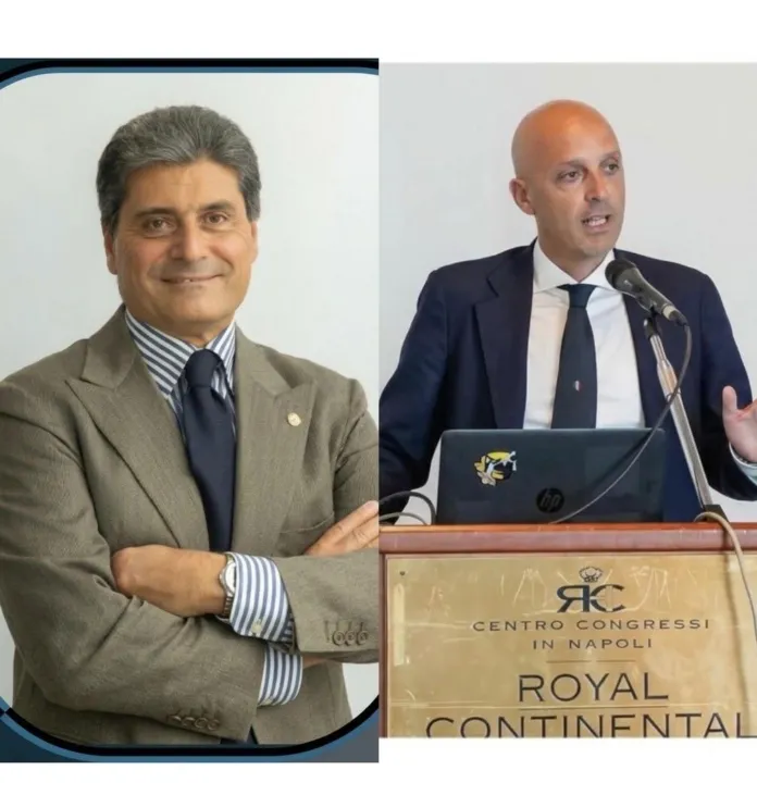 Immagine di archivio di due uomini in ambito professionale, uno sorridente e uno mentre parla a un convegno.