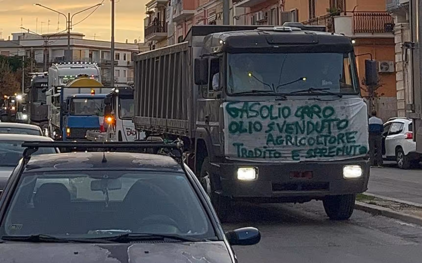 protesta degli autotrasportatori nel salernitano con presidi sulla a2 e rallentamenti da Primacampania.it protesta degli autotrasportatori nel salernitano con presidi sulla a2 e rallentamenti
