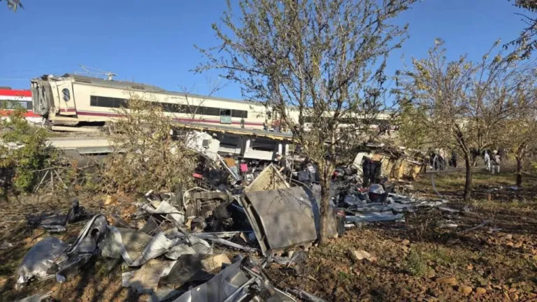 Incidente ferroviario a Toledo provoca 64 morti, cordoglio da SSC Napoli