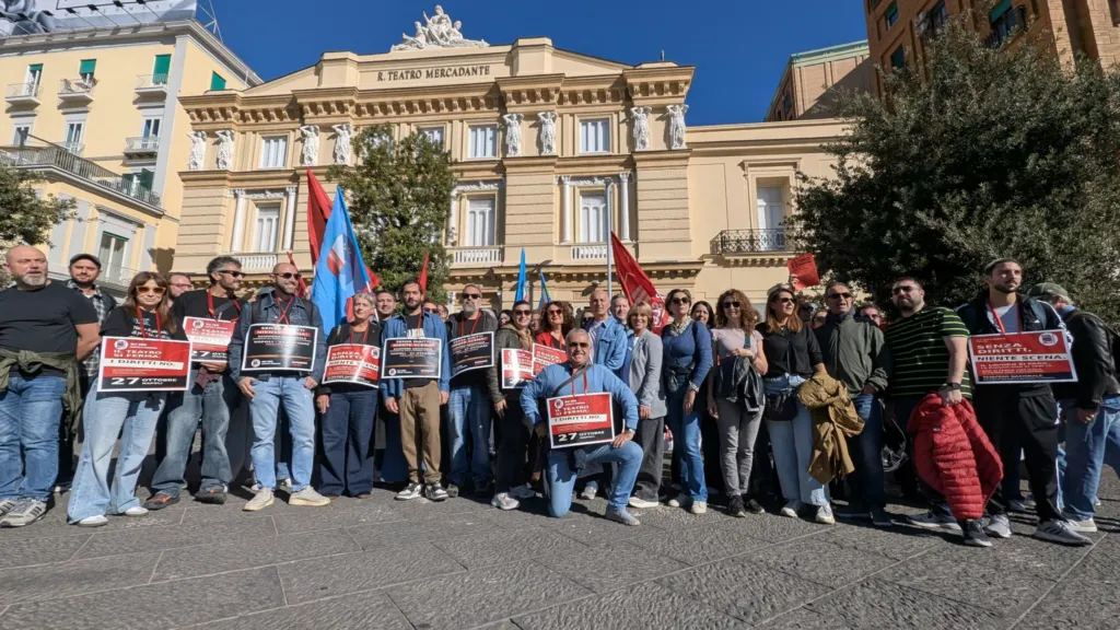 sciopero dei lavoratori del teatro a napoli per rinnovo del contratto nazionale da Primacampania.it sciopero dei lavoratori del teatro a napoli per rinnovo del contratto nazionale