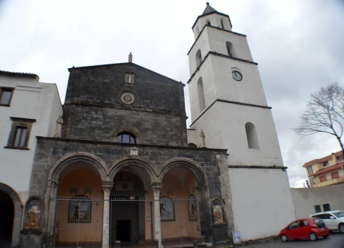 Somma Vesuviana, spari davanti alla chiesa di Santa Maria del Pozzo