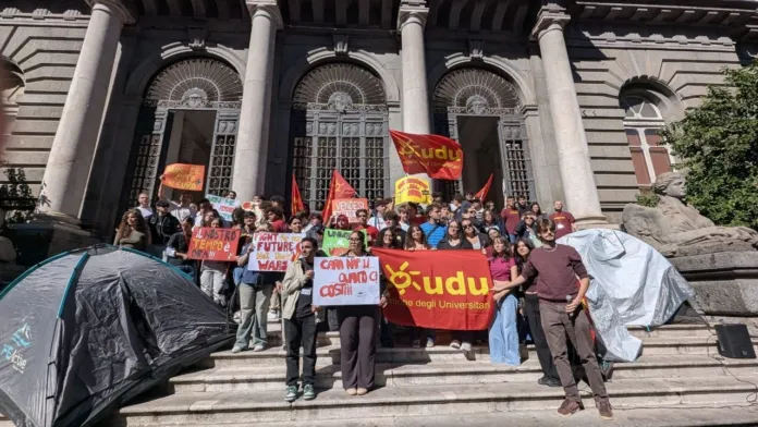 Studenti Udu Napoli montano le tende davanti all'Università Federico II per protestare contro caro affitti e caro vita