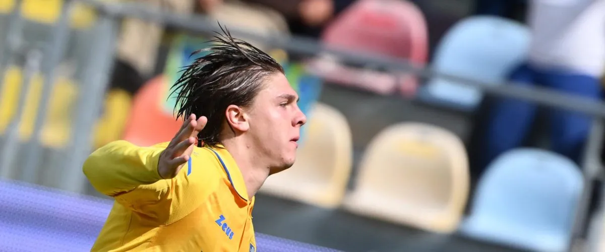 il frosinone arriva a napoli zerbin kvernadze e raimondo accolti dai tifosi da Primacampania.it il frosinone arriva a napoli zerbin kvernadze e raimondo accolti dai tifosi